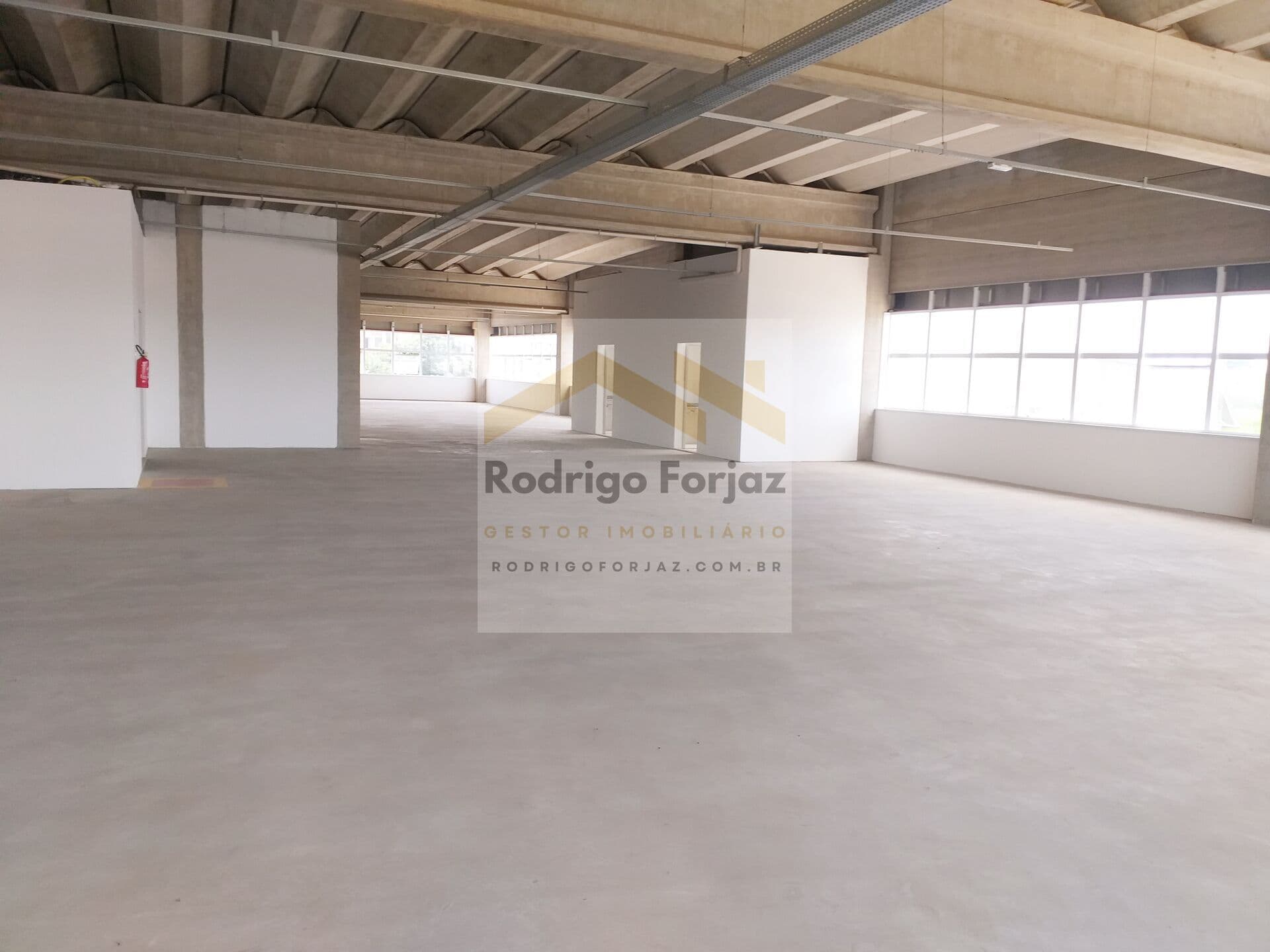 EXCELENTE SALA LOCAÇÃO EDIF. ADM NEW LOG - BARUERI/SP - A/C:363,03m², Piso em Laje, Janelas Amplas, 01 Copa, 05 Vagas
