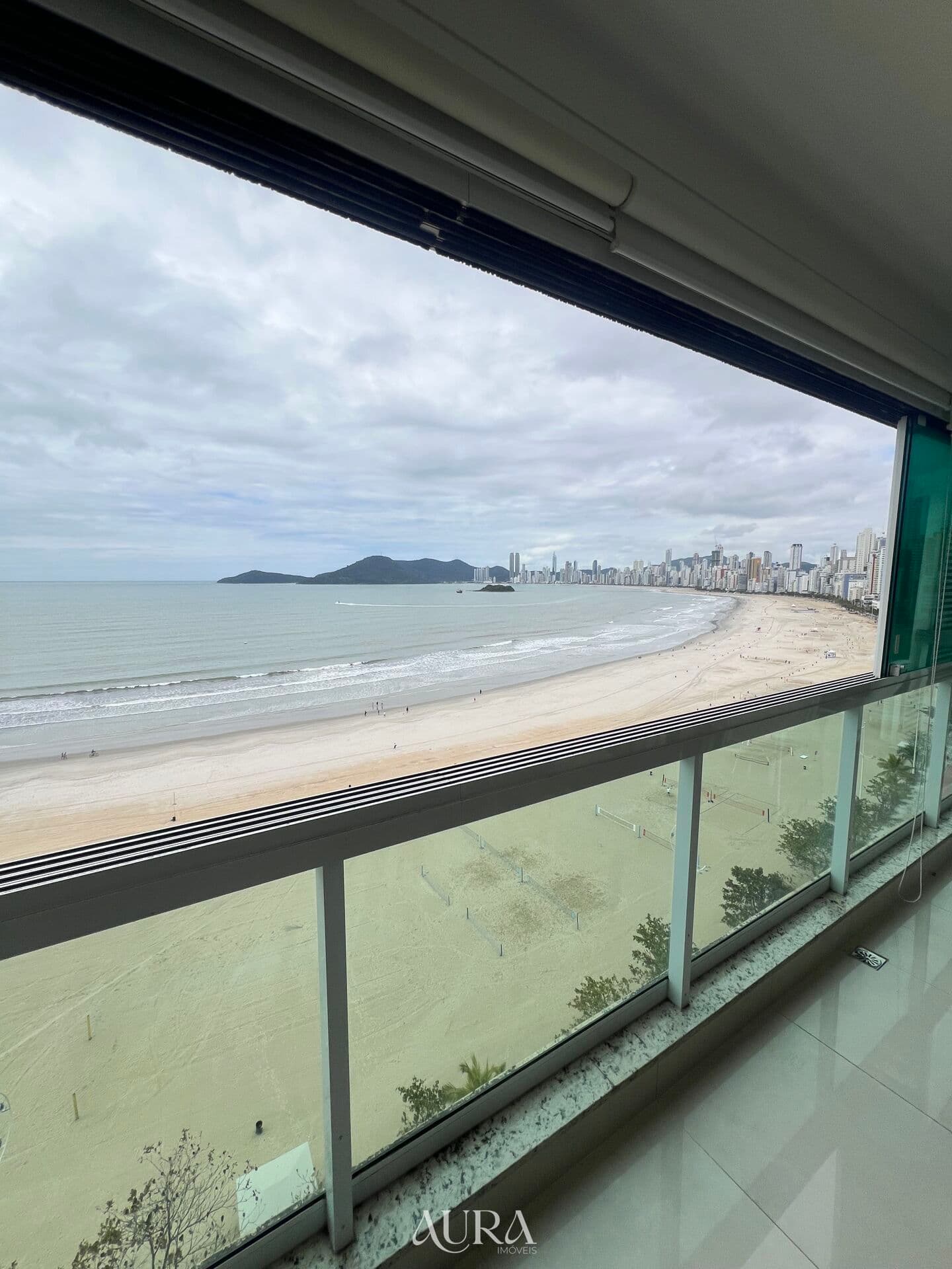 APARTAMENTO FRENTE MAR MOBILIADO EM BALNEÁRIO CAMBORIÚ