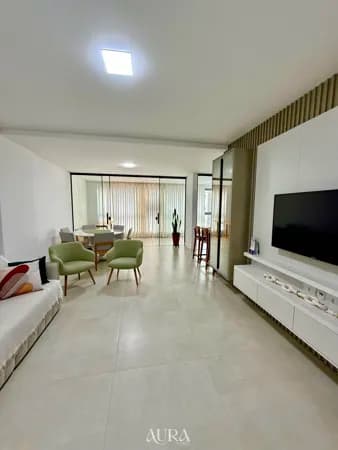 APARTAMENTO NO CORAÇÃO DA MEIA PRAIA