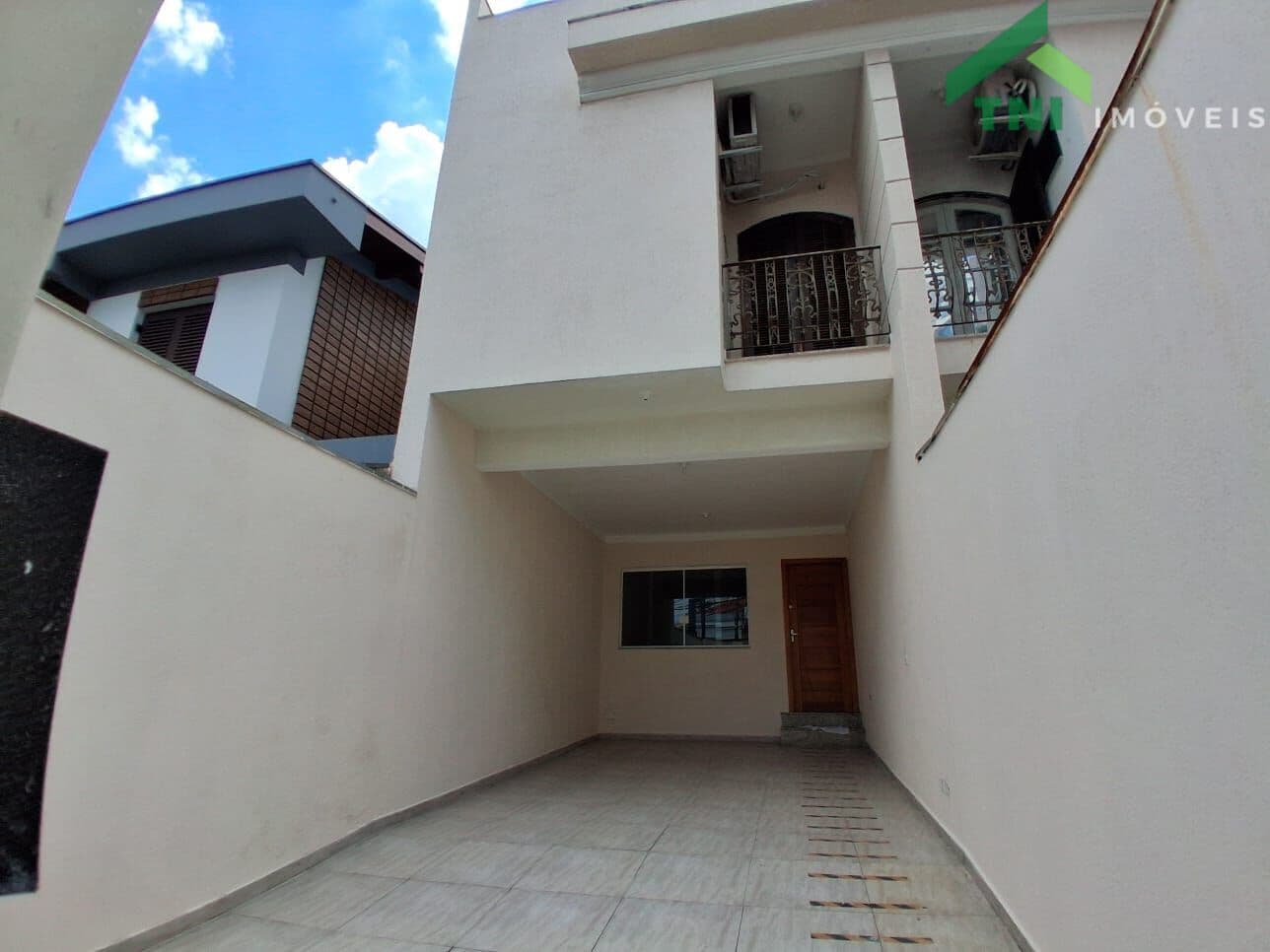 Sobrado Novo de Alto Padrão – 270m² – 4 Suítes e Terraço