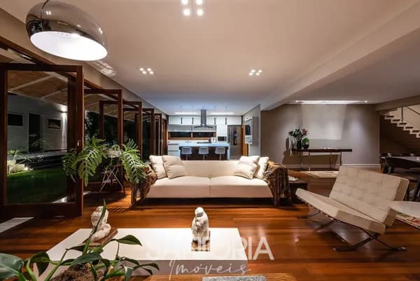 Uma maravilha da arquitetura! Casa atemporal com acabamentos de altíssimo padrão.