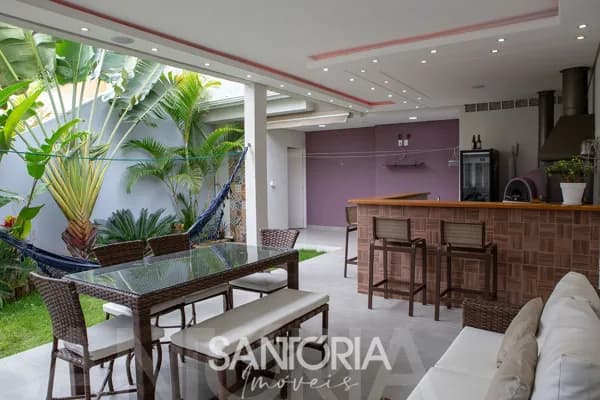 Casa descolada, espaços generosos e um jardim com churrasqueira encantador!