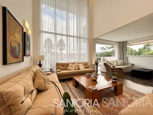 Uma casa suspensa, com vista para o melhor do bairro!