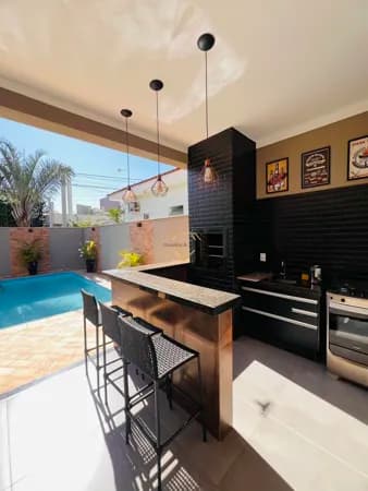 Casa à Venda no Condomínio Serra Dourada em Araçatuba, SP