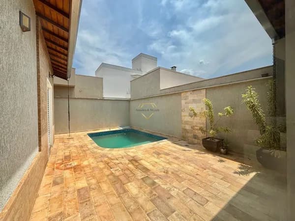 Encante-se com esta casa única e completa em Condomínio