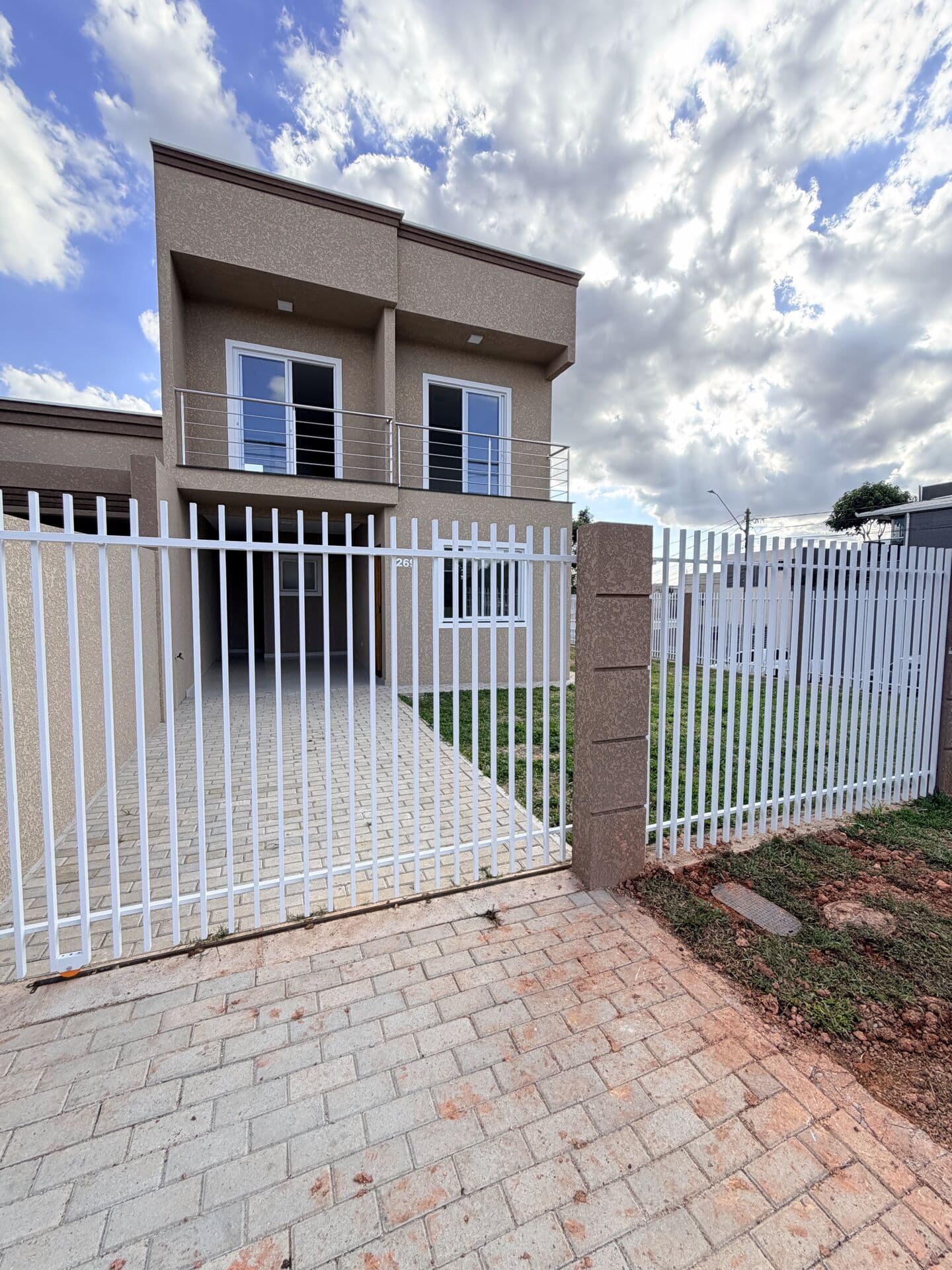 Sobrado de Esquina à Venda em Araucária | 3 Quartos e Suíte no Porto das Laranjeiras