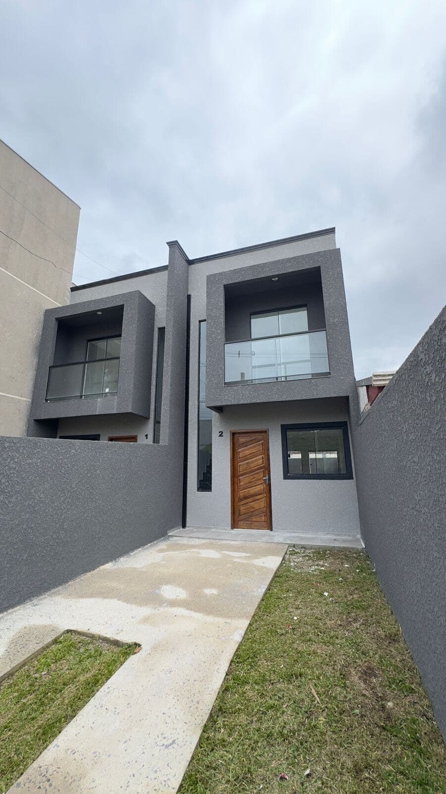 Sobrado à Venda com 3 Quartos e Sacada – Entrada Baixa e Churrasqueira | R$ 350 Mil