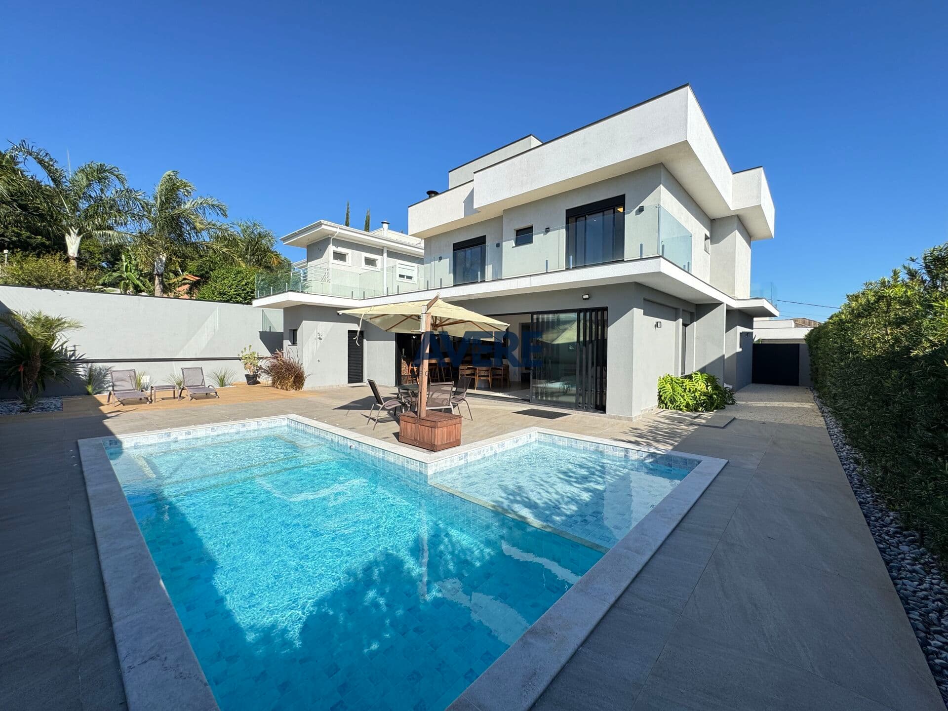 Casa à venda no Condomínio Querência em Valinhos SP com 4 suítes, ambientes integrados e piscina aquecida