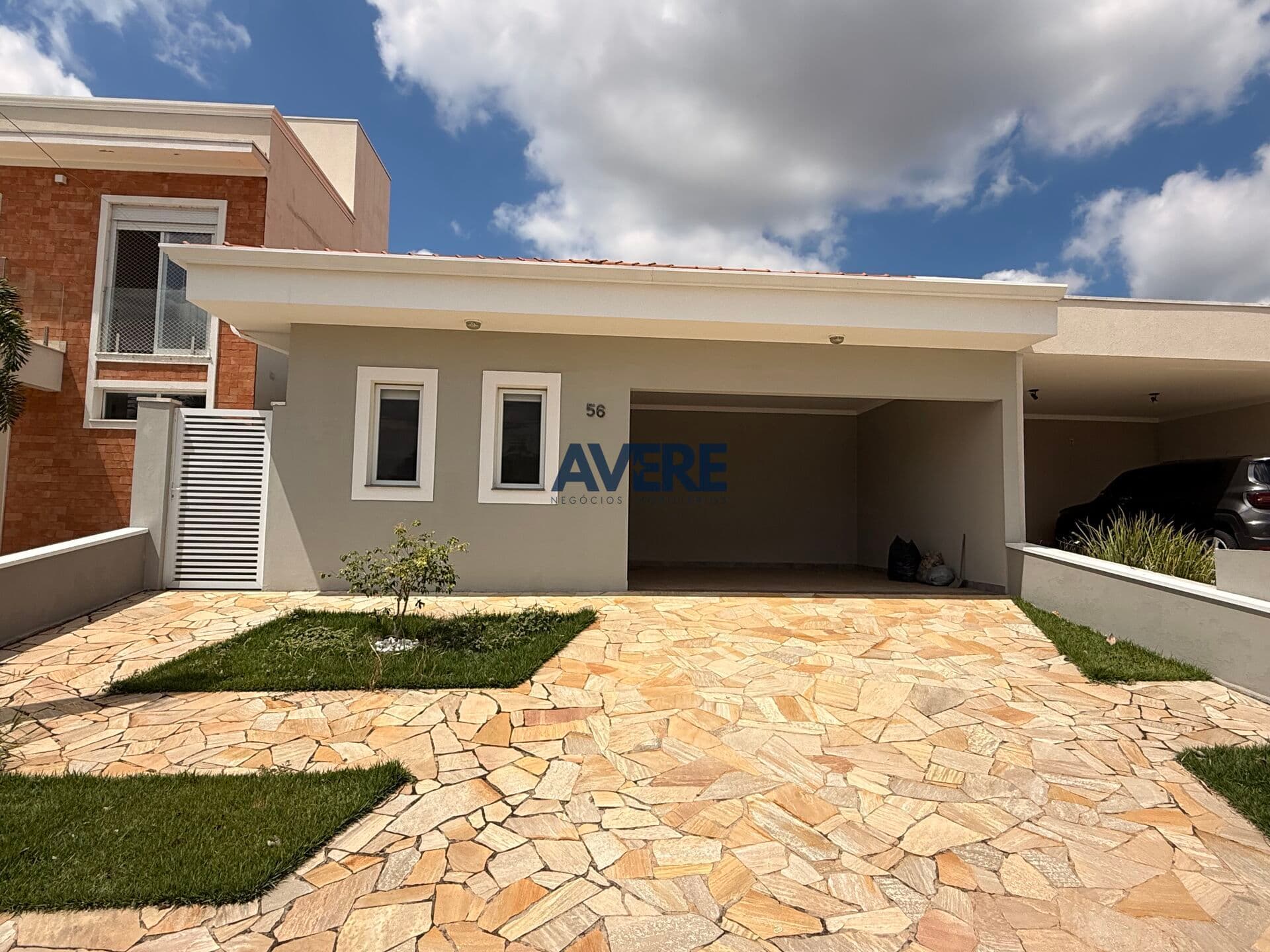 Casa à venda em Valinhos no Condomínio Flor da Serra