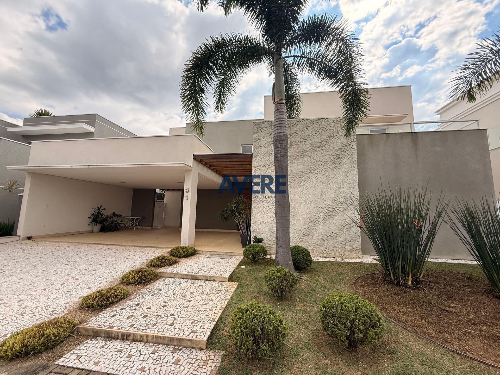 Casa para locação no Condomínio Reserva das Palmeiras em Valinhos com suíte master no térreo
