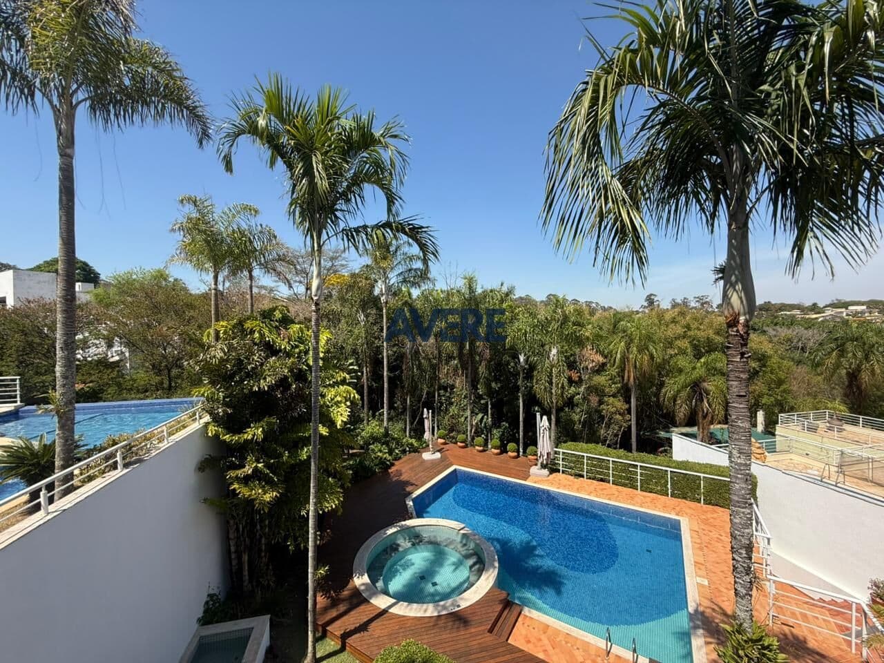 Casa à Venda no Condomínio Village Visconde de Itamaracá em Valinhos SP - ao lado do Colégio Porto Seguro, com vista da mata preservada
