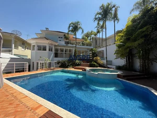 Casa à Venda no Condomínio Village Visconde de Itamaracá em Valinhos SP - ao lado do Colégio Porto Seguro, com vista da mata preservada