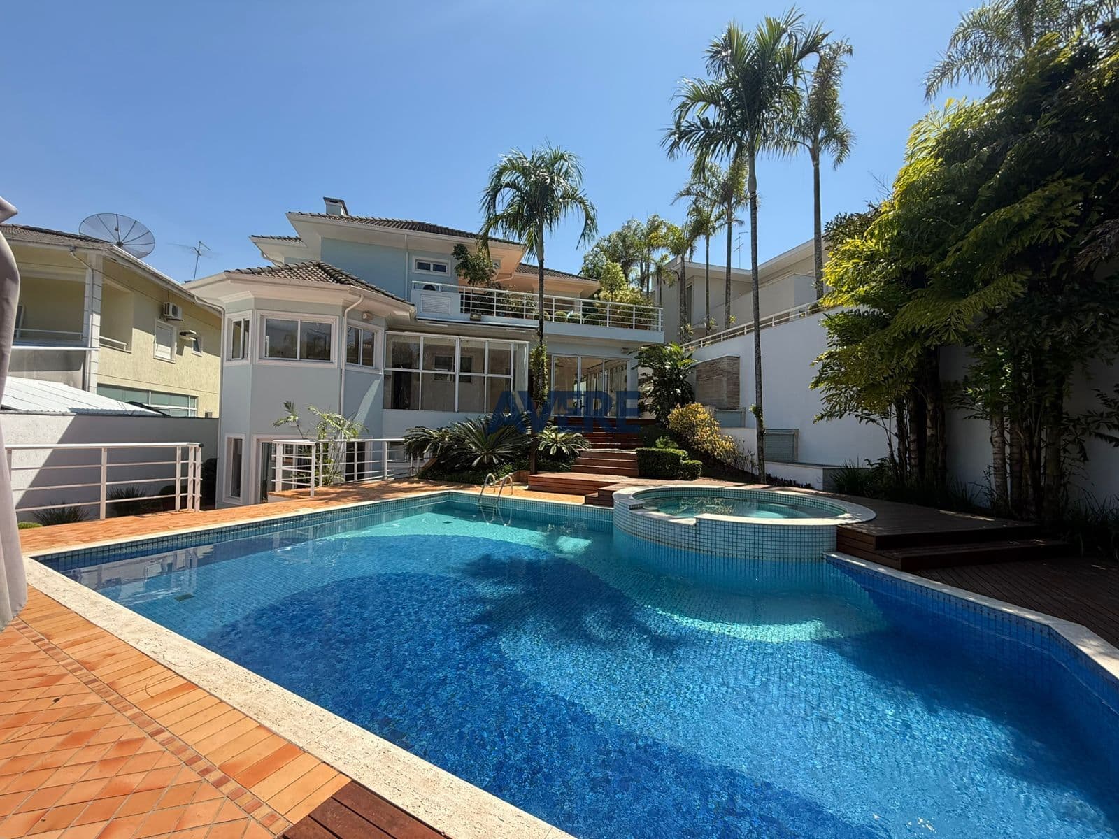 Casa à Venda no Condomínio Village Visconde de Itamaracá em Valinhos SP - ao lado do Colégio Porto Seguro, com vista da mata preservada