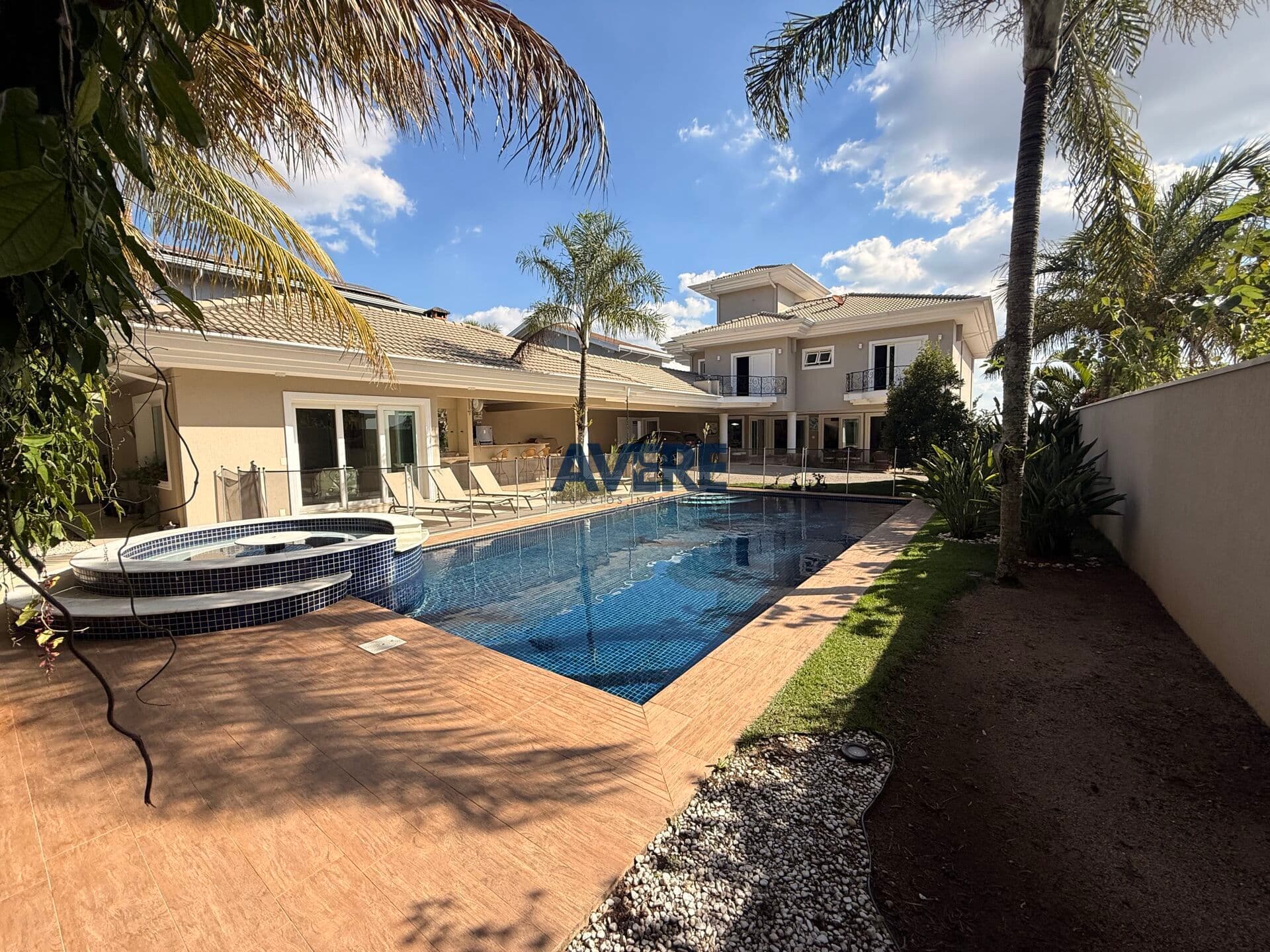 Casa à venda no condomínio Moinho de Vento em Valinhos/SP, clássica, com 4 suítes e terreno amplo com 1.000m²