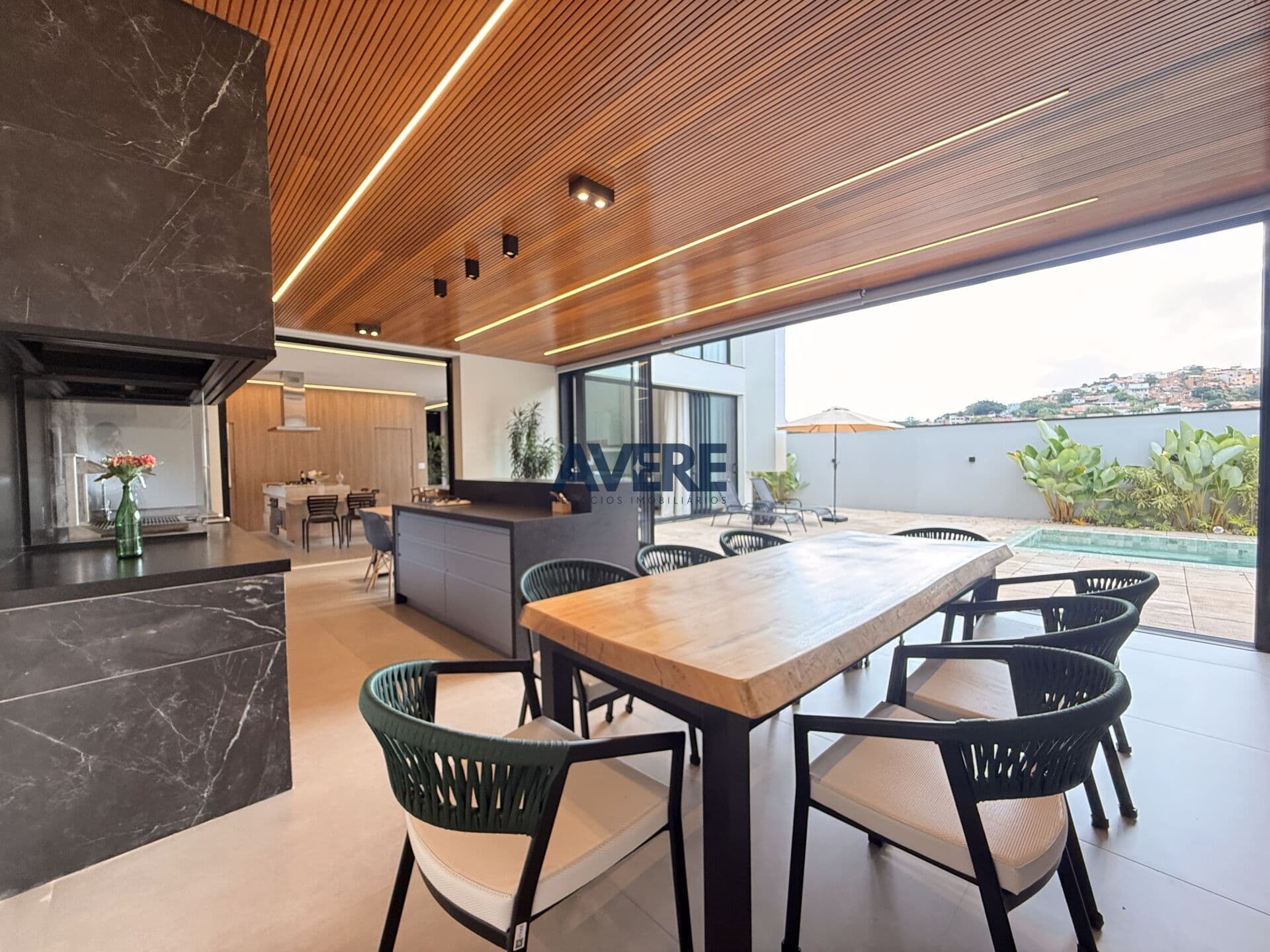 Casa à venda no Condomínio Ecovilla em Valinhos/SP | 343m² | 3 suítes | Vista para mata preservada