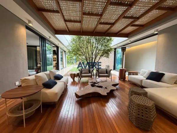 Casa à venda no Condomínio Ypê Dourado em Valinhos, com 4 suítes, 1.000m² terreno e spa privativo