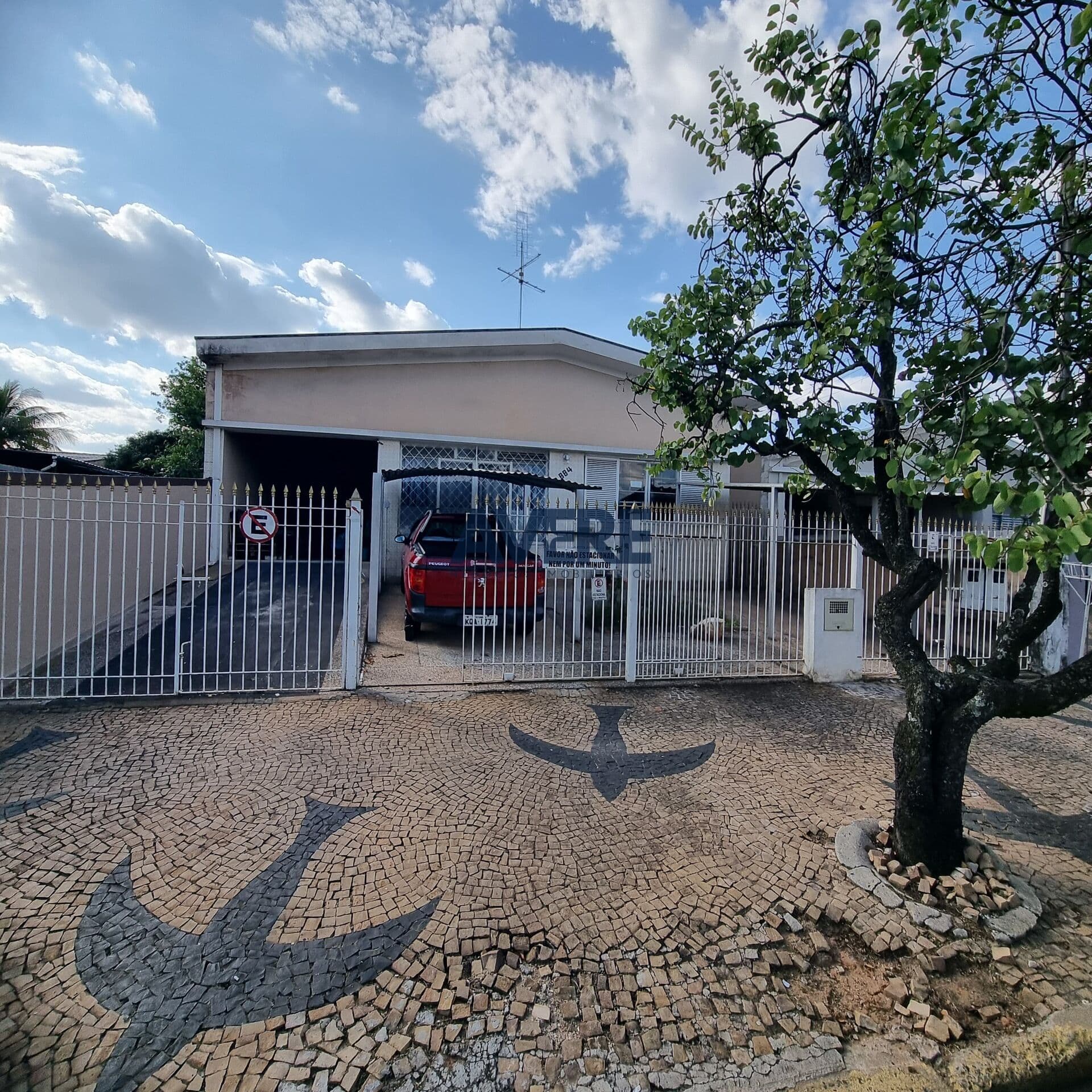 Casa com vocação comercial a venda no Jd do Lago em Campinas/SP.