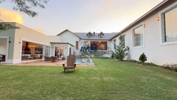 Casa à venda no Condomínio Villa Lombarda em Valinhos SP - Estilo europeu com vista para mata preservada