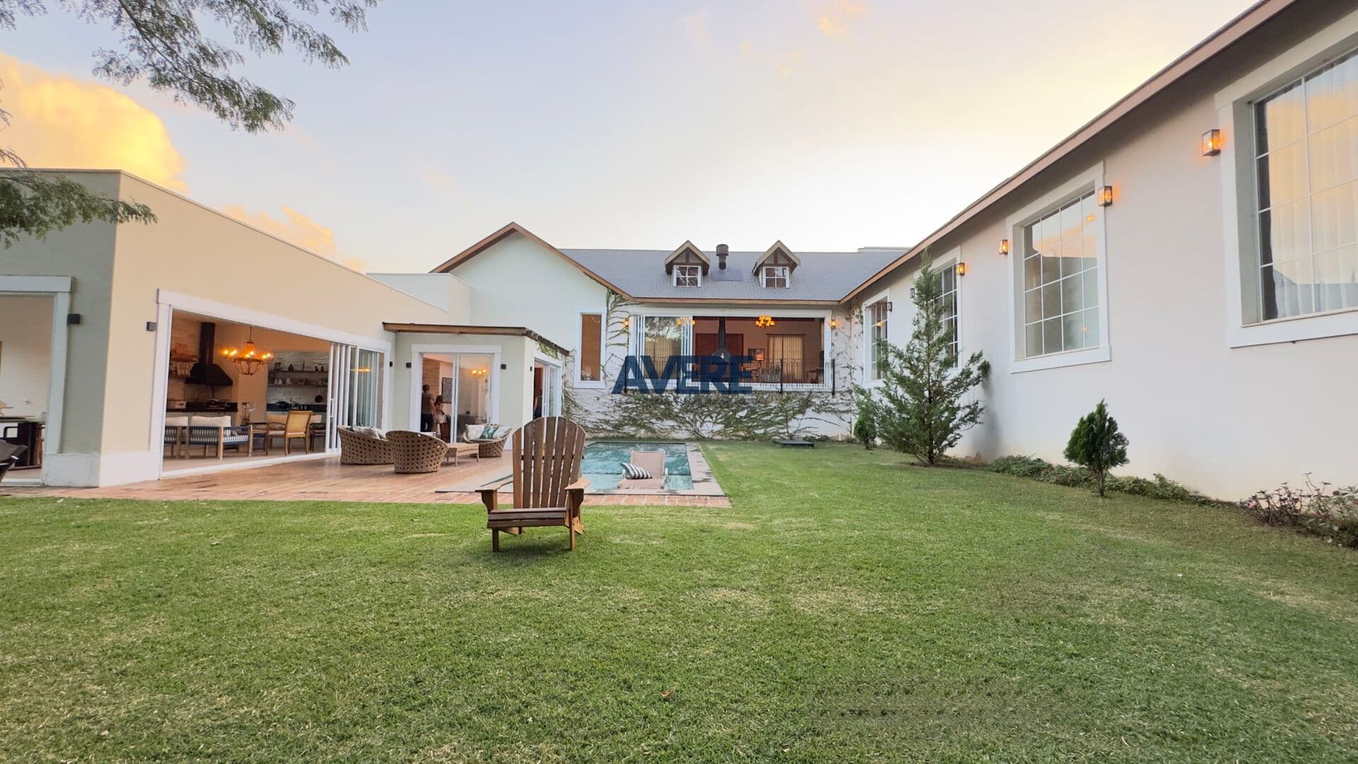 Casa à venda no Condomínio Villa Lombarda em Valinhos SP - Estilo europeu com vista para mata preservada