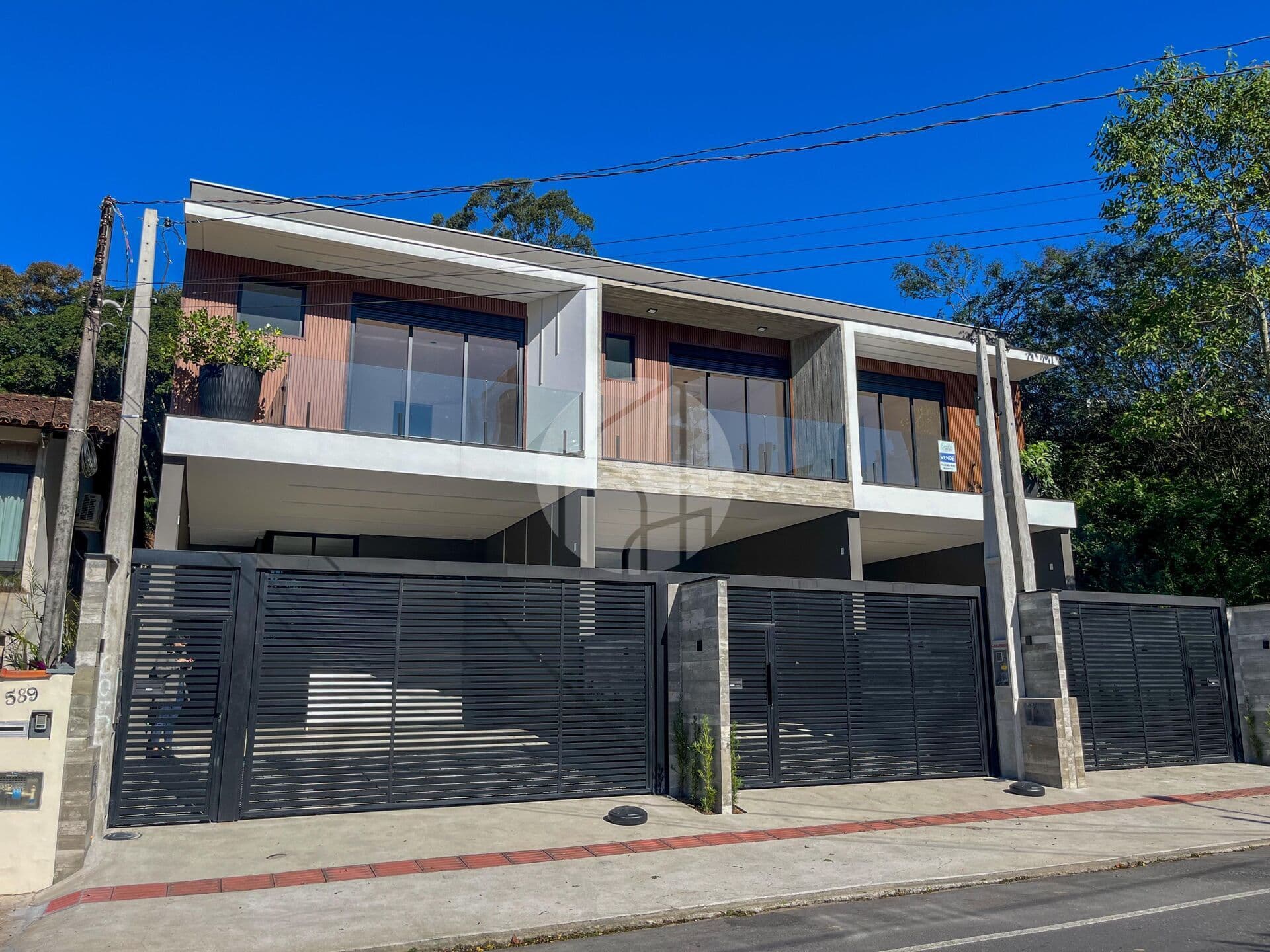 Sobrado de alto padrão com piscina e 3 suítes no Residencial Málaga – Anita Garibaldi, Joinville