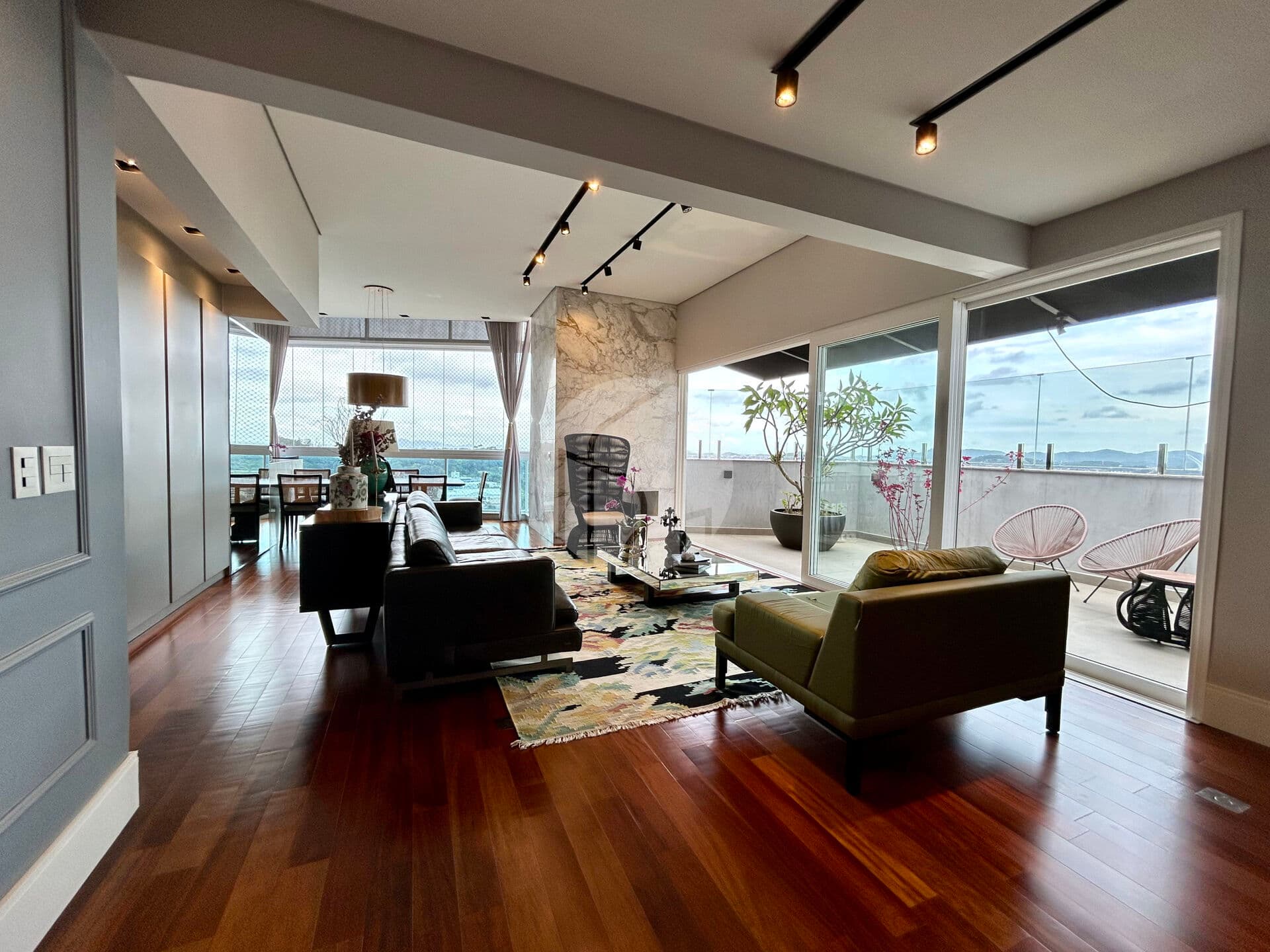 Apartamento Mobiliado com 4 Suítes, Lareira e Sacada – Residencial Safira, Anita Garibaldi, Joinville