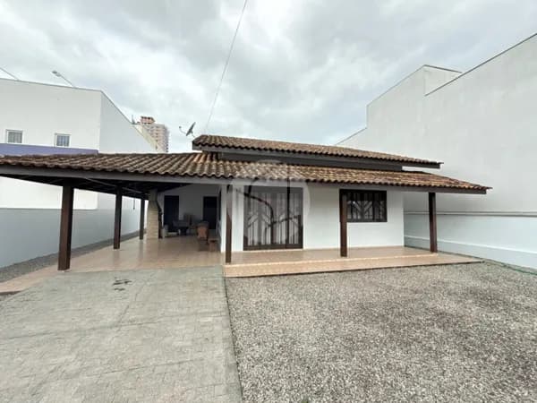 Casa plana no Centro de Piçarras