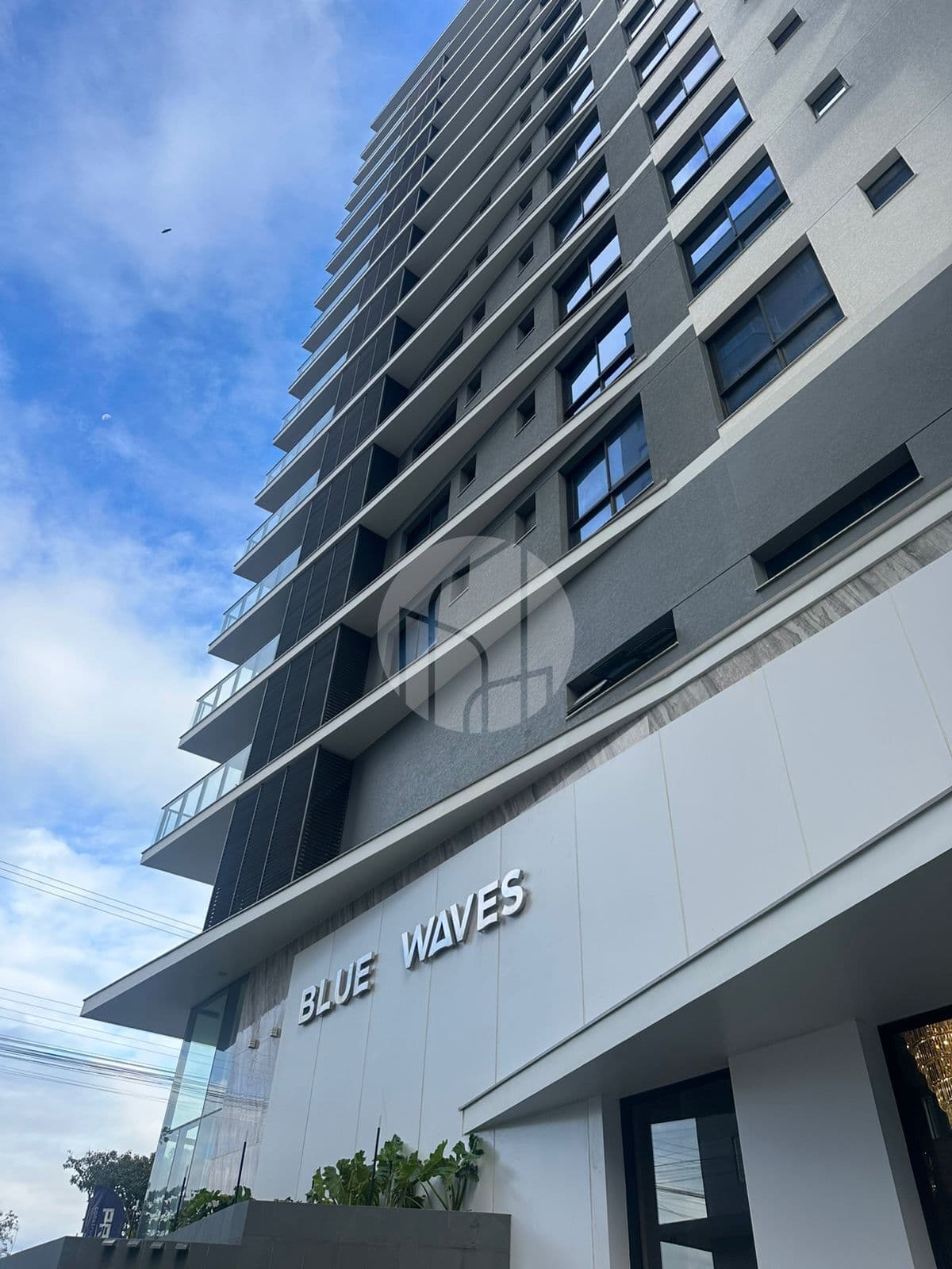 Apartamento Alto Padrão no Centro de Balneário Piçarras, 3 Suítes e Vista para o Mar