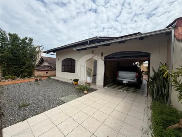 Casa térrea com 4 dormitórios e quintal amplo – Floresta, Joinville