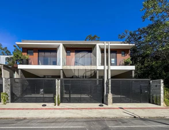 Sobrado de alto padrão com piscina e suíte master no Residencial Málaga – Anita Garibaldi, Joinville