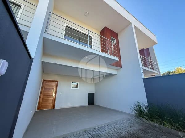 Sobrado geminado amplo com 3 dormitórios e área gourmet – Iririú, Joinville