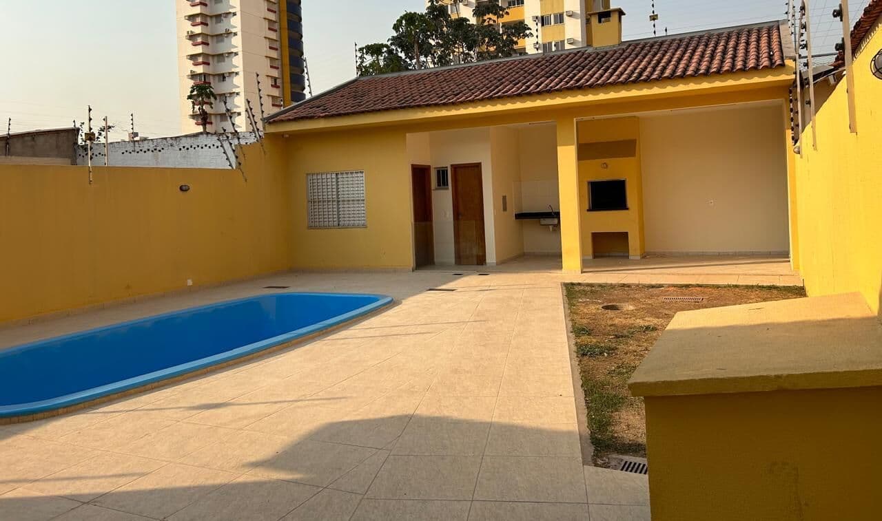 Aluga-se casa com 3/4 ótima localização