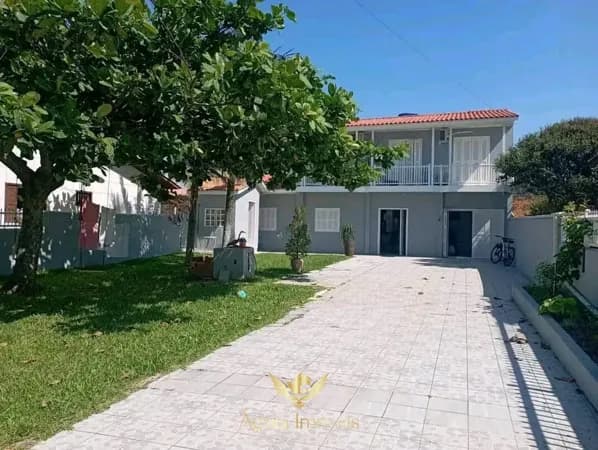 Excelente casa com dois pavimentos em alvenaria