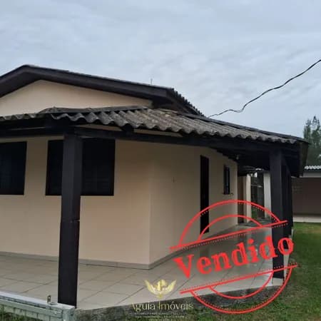 Imóvel escriturado com excelente localização e apenas 150 metros do mar!