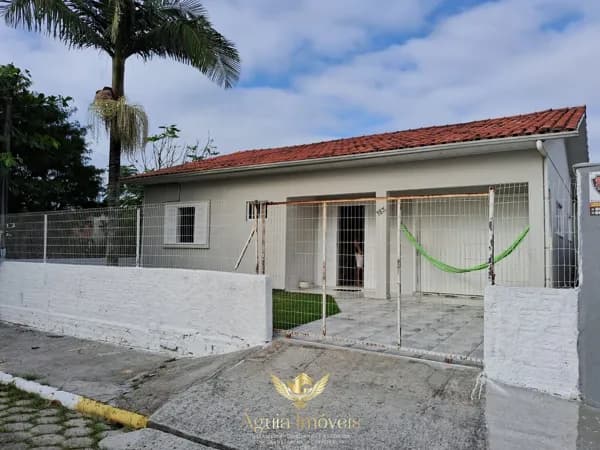 Casa em alvenaria, porcelanato, aberturas em esquadrias de alumínio e madeira, cercado e murado contendo: