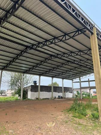 Terreno com pavilhão pré moldado