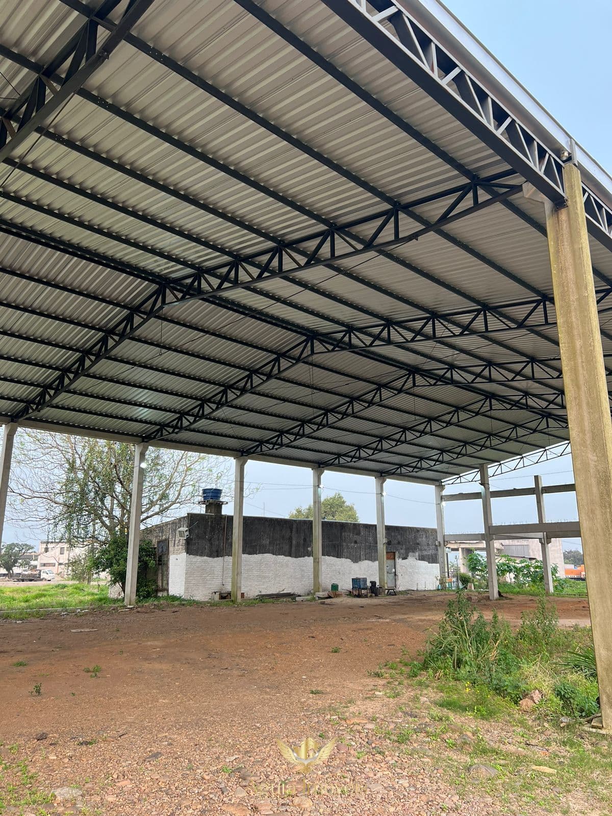 Terreno com pavilhão pré moldado