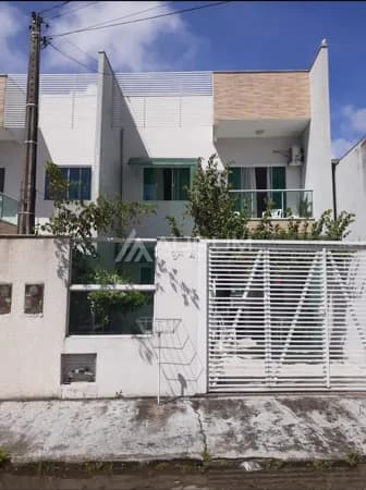 Sobrado com 03 Dormitórios e Móveis Sob Medida – A 600m da Praia em Navegantes/SC