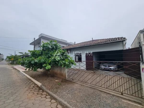 Casa com 02 Dormitórios com Amplo Quintal, Próxima à Praia – Piçarras/SC