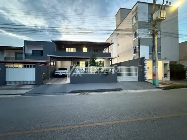 Casa com 03 Dormitórios (02 Suítes), em Santa Regina, Camboriú/SC