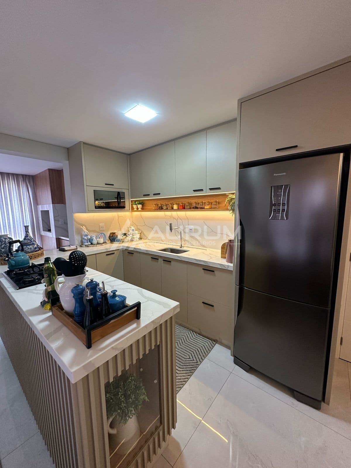 Apartamento MOBILIADO com 03 Dormitórios (01 suíte), em Centro, Balneário Piçarras/SC