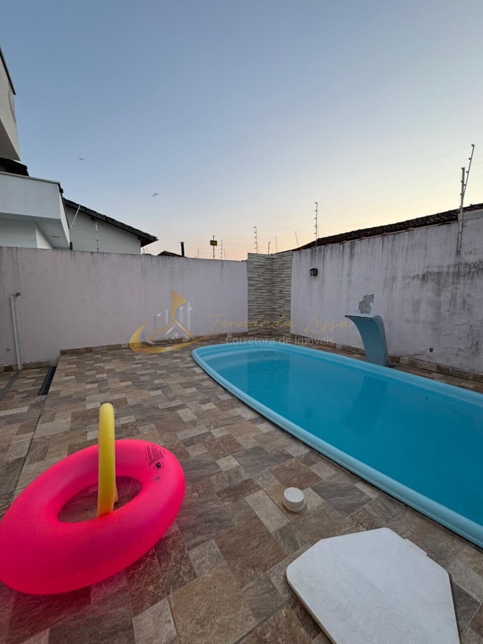 Casa à Venda no bairro do Morro do Algodão em Caraguatatuba, SP - Duas suítes e Piscina em 180m² de terreno