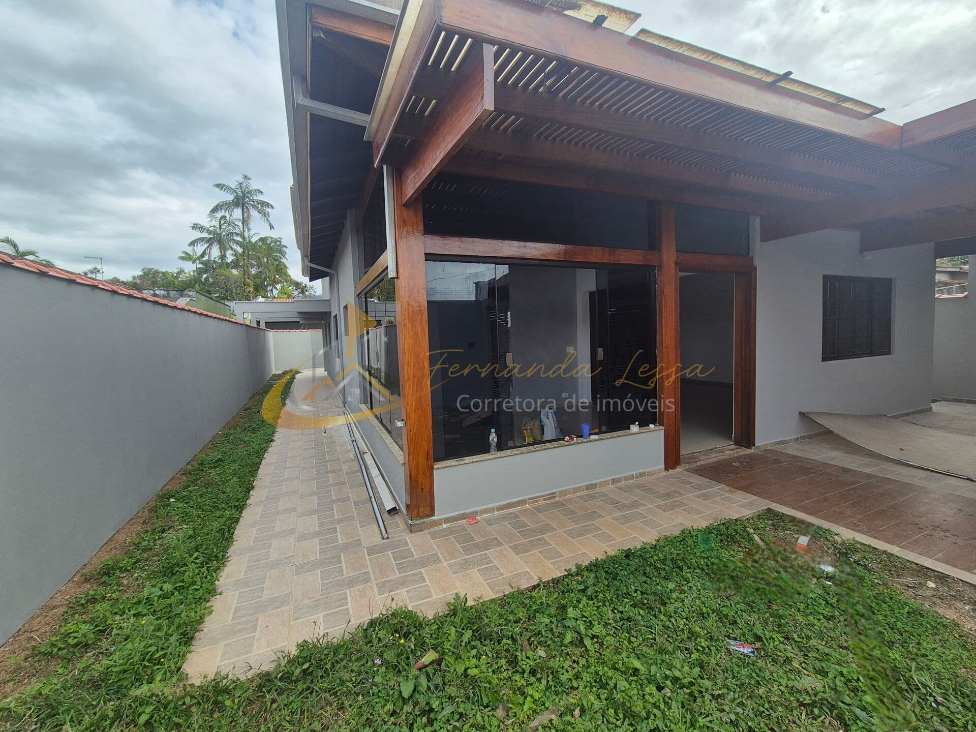 Casa com 3 dormitórios e Edícula à venda no Jd. das Gaivotas, Caraguatatuba-SP