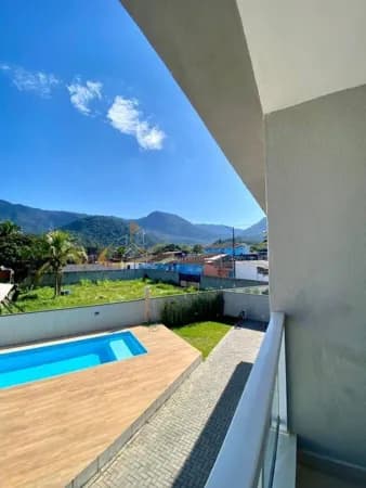 Casa nova com piscina a 300 metros da Praia do Massaguaçu