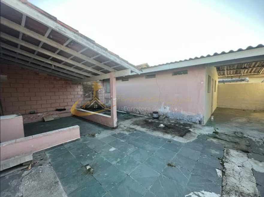 Oportunidade Casa à venda, amplo terreno, 800 metros da rodovia, próximo ao CEI, bairro Golfinhos, Caraguatatuba, SP