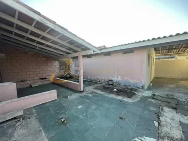 Oportunidade Casa à venda, amplo terreno, 800 metros da rodovia, próximo ao CEI, bairro Golfinhos, Caraguatatuba, SP