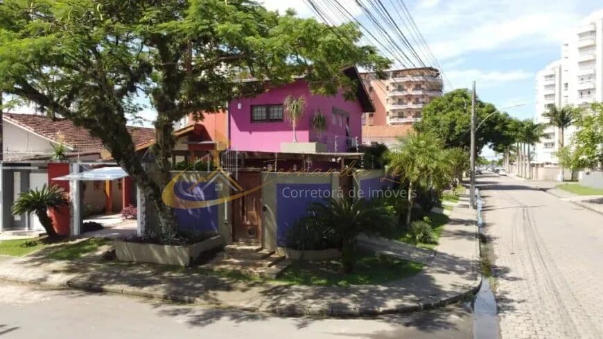 Sobrado à venda no bairro Indaiá em Caraguatatuba - com localização privilegiada.