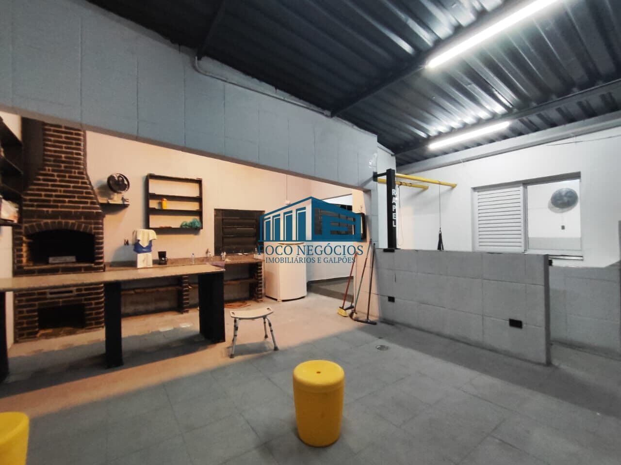 Casa espaçosa com excelente estrutura e área de lazer