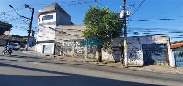 2 GALPÕES E 3 CASAS