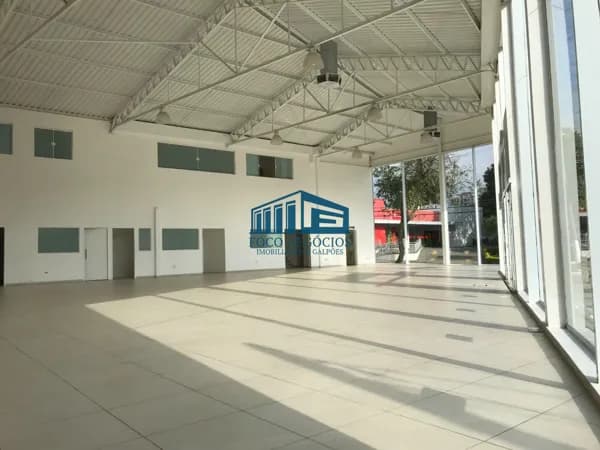 **Galpão Comercial de Esquina em Região Nobre**