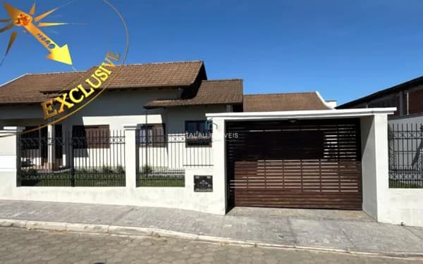 Casa com excelente padrão e madeiramento todo em ITAUBA
